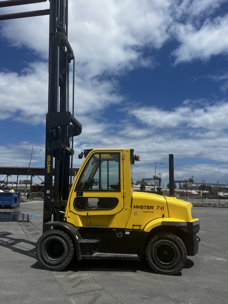 Forklift lifting 1 ton big bag in Constanța port